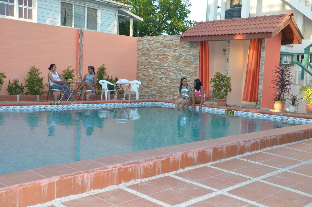 Windjammer International Cuisine & Comfort Inn Georgetown Exteriör bild