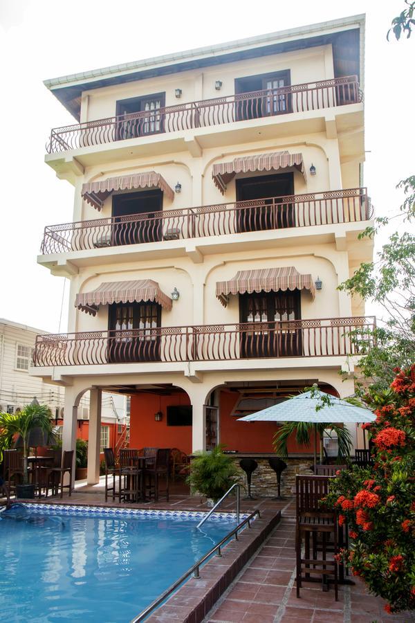 Windjammer International Cuisine & Comfort Inn Georgetown Exteriör bild