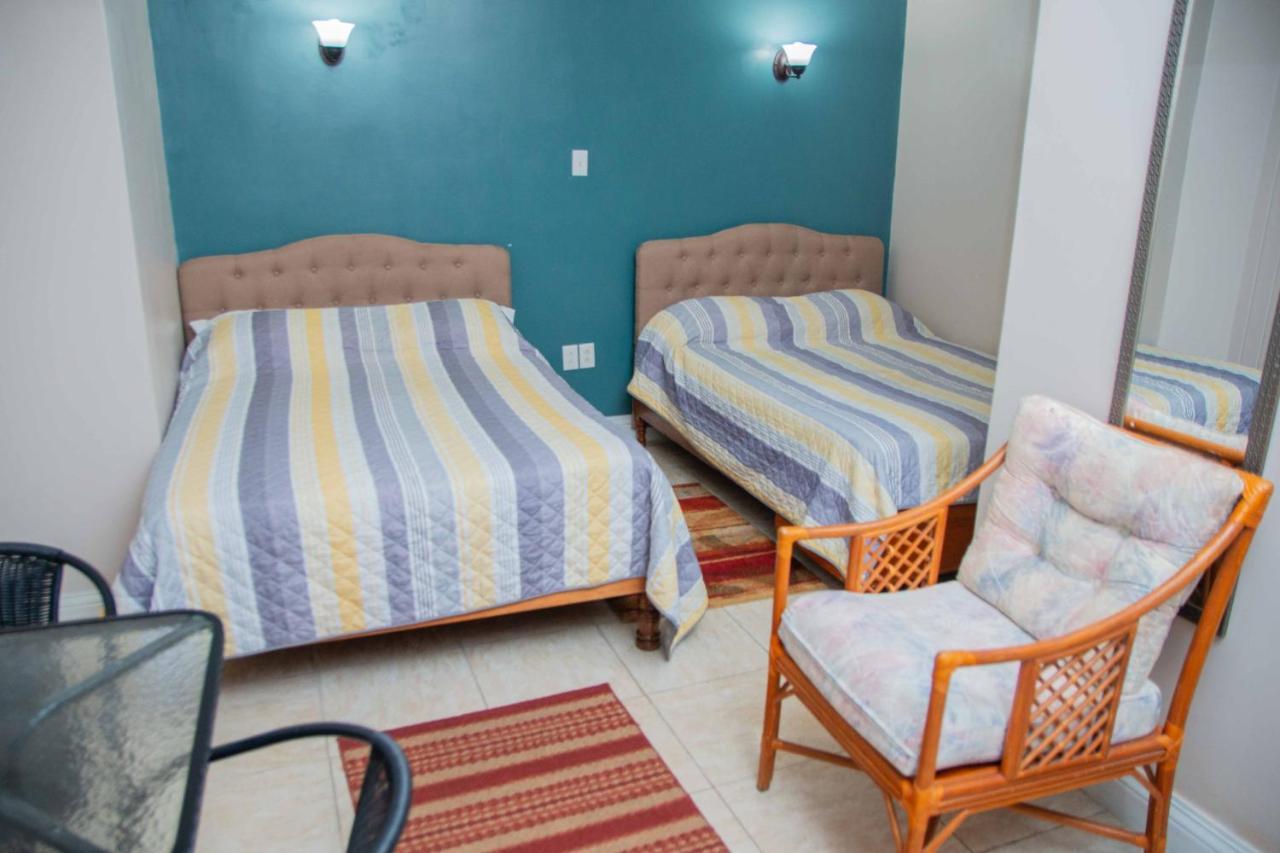 Windjammer International Cuisine & Comfort Inn Georgetown Exteriör bild